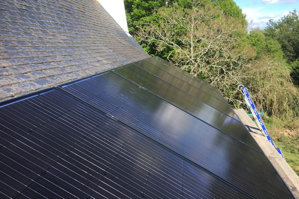 Installation photovoltaïque sur toit pentu pour un particulier
